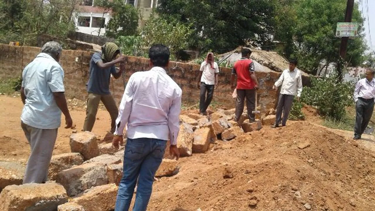  ରାସ୍ତା ଉପରୁ ପାଚେରି ଭାଙ୍ଗିଲା ବିଏମ୍‌ସି