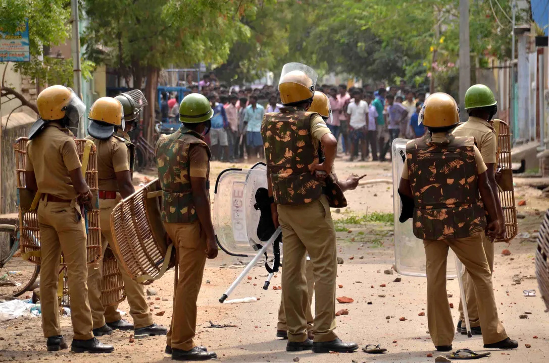  During violence against sterlite protest police firing   in anna nagar at Thoothukudi. / Express photo V.KARTHIKALAGU. 