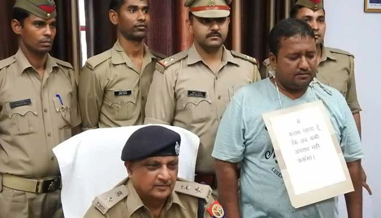  “ଆଉ ଅପରାଧ କରିବି ନାହିଁ, ମୋତେ ଗୁଳି ମାରନି” ନାମୀ ଅପରାଧୀ ଦେହରେ ପ୍ଲାକାର୍ଡ ଝୁଲାଇ ଆତ୍ମସମର୍ପଣ କଲା