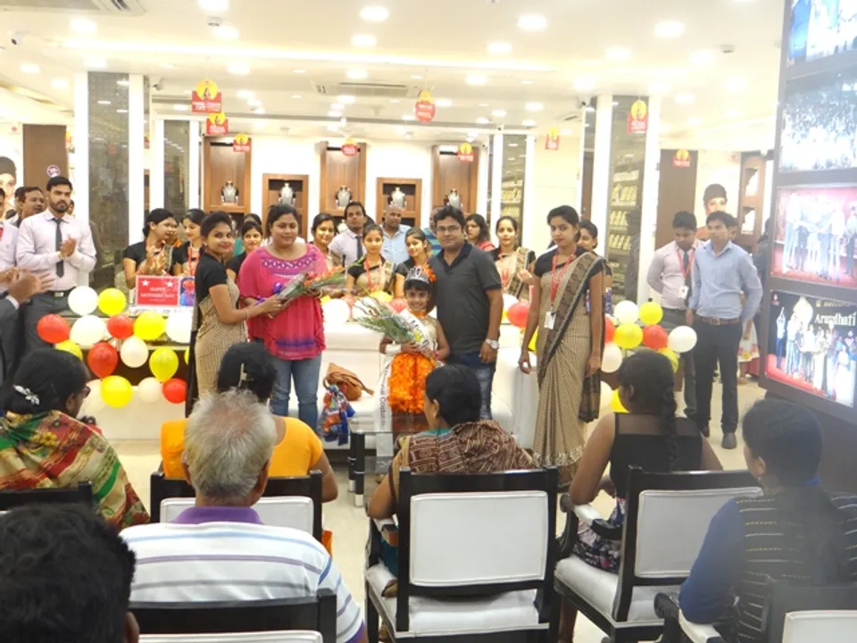  ଅରୁନ୍ଧତୀ ଜୁଏଲର୍ସର ‘ମାତୃ ଦିବସ’ : ବଟରଫ୍ଲାଏ ୟୁନିଭର୍ସ ମୃଗାକ୍ଷୀ ଆର କୁମାରଙ୍କୁ ସମ୍ବର୍ଧନା