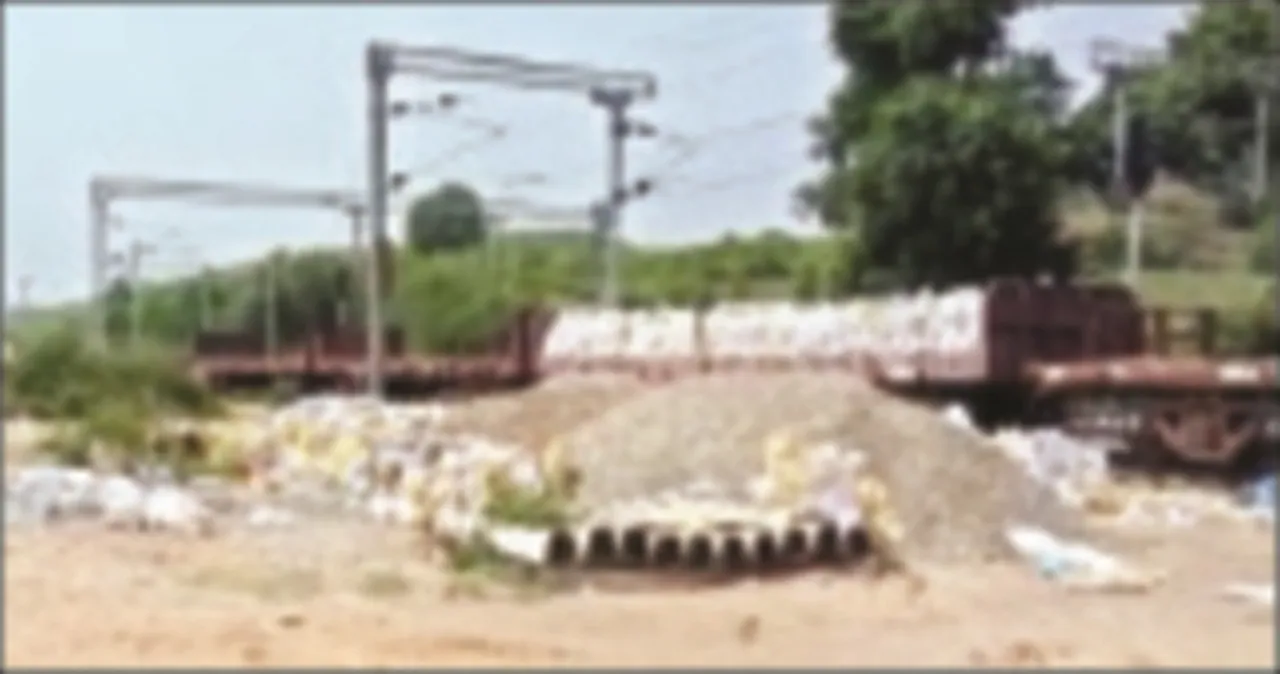  ଟ୍ରେନରେ ବାଲି ଓ ମେଟାଲ ଚୋରା ଚାଲାଣ, ଜବତ କଲେ ତହସିଲଦାର
