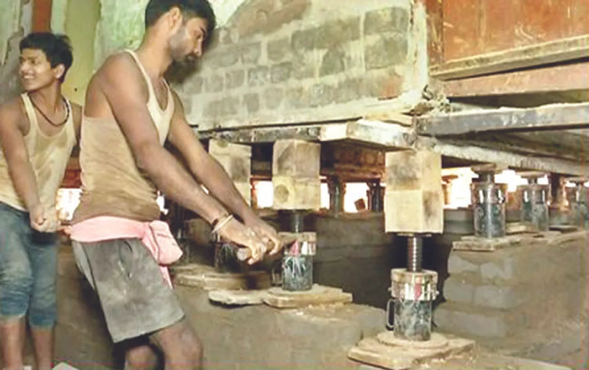  ୩ ଫୁଟ ଉଚ୍ଚକୁ ଉଠିଲା ୩ ମହଲା କୋଠା