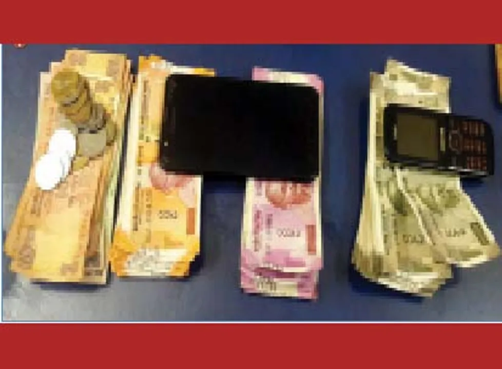  ଜୁଆ ଆଡ୍ଡାରେ ପୁଲିସ୍‌ର ଚଢ଼ଉ :୧୦ ଗିରଫ, ୭୫ ହଜାର ଟଙ୍କା ସହ ୫ ବାଇକ୍‌ ଜବତ