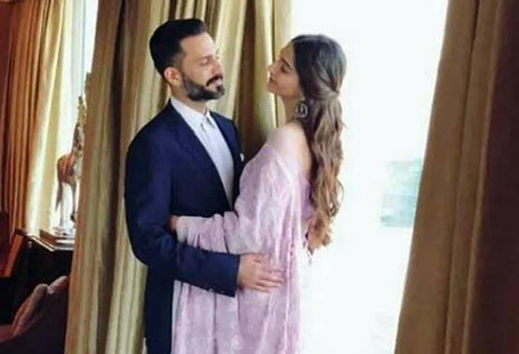  ବିବାହ ପରେ ସୋନମ ଓ ଆନନ୍ଦଙ୍କ ପ୍ରଥମ ରୋମାଣ୍ଟିକ ଫଟୋ ଭାଇରାଲ