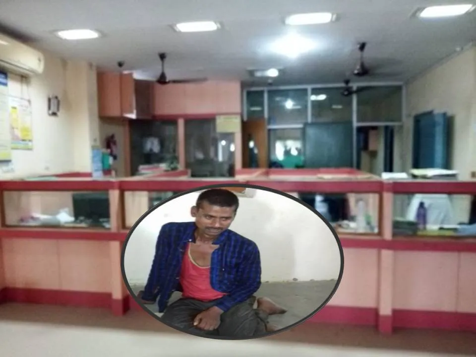  ମୋଦି ମୋର ୧୫ଲକ୍ଷ ଟଙ୍କା ଦେଇ ନାହାନ୍ତି ବୋଲି ଅଭିଯୋଗ ଆଣି ବ୍ୟାଙ୍କ ଜାଳି ଦେବା ପାଇଁ ପେଟ୍ରୋଲ ଧରି ପହଞ୍ଚିଥିଲା ଏହି ଯୁବକ
