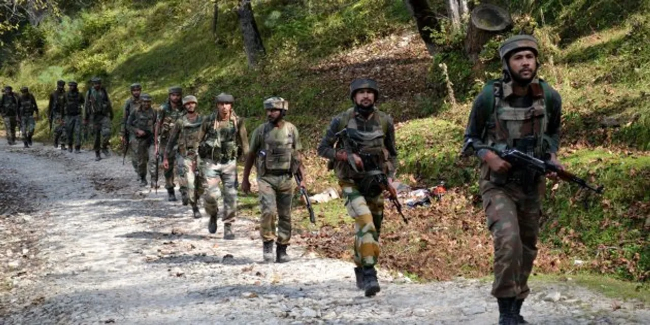  Indian army soldiers take positions at Hafruda forest in Kashmir's Kupwara district, around 140 kilometres (85 miles) northwest of the main city of Srinagar, during a gunfight with militants on October 5, 2015. Suspected rebels killed four soldiers during firing overnight near the heavily militarised border dividing Kashmir between India and Pakistan, police said on October 5.  AFP PHOTO        (Photo credit should read STR/AFP/Getty Images) 