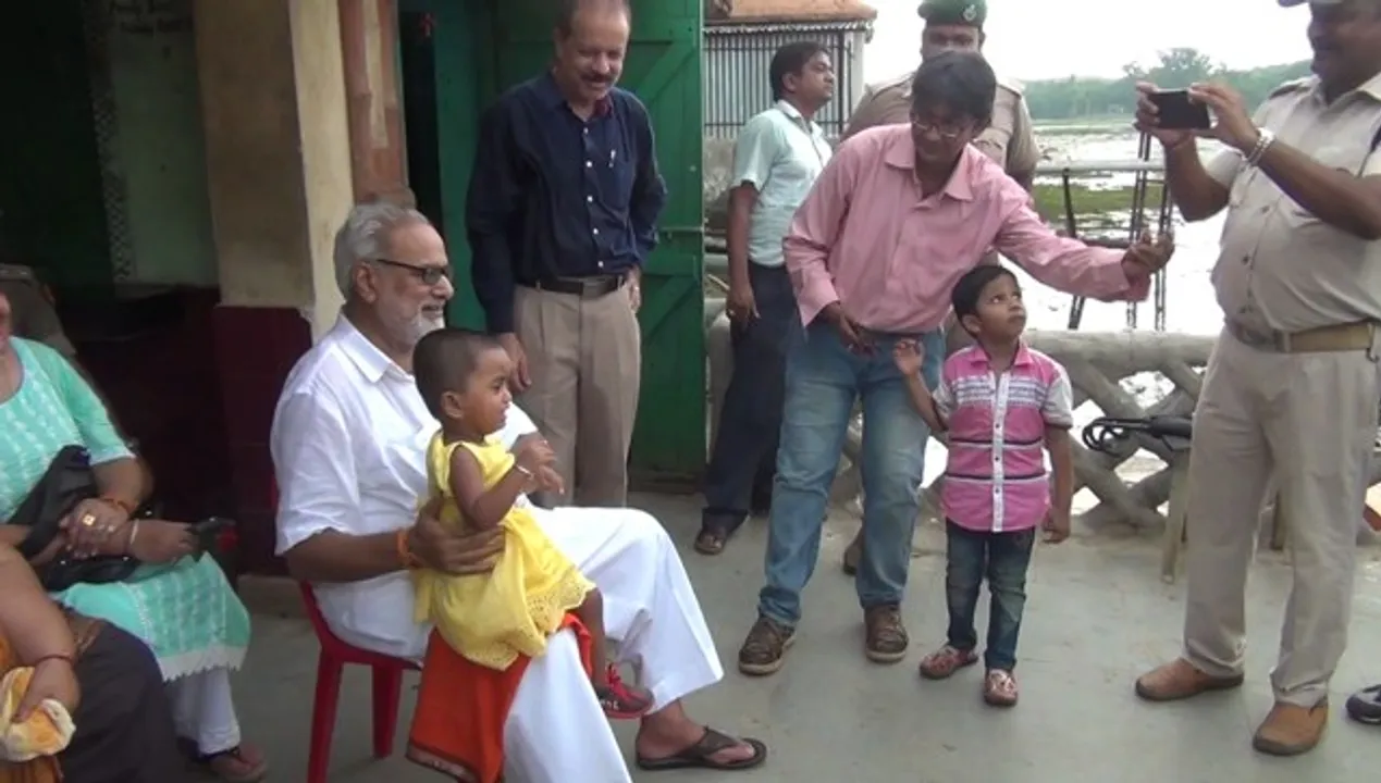  ନନ୍ଦନକାନନ ବୁଲିଲେ ରାଜ୍ୟପାଳ : ଜୀବଜନ୍ତୁ ଦେଖିଲେ, କୁନି ପର୍ଯ୍ୟଟକଙ୍କୁ କୋଳରେ ଧରି ଫଟୋ ଉଠାଇଲେ