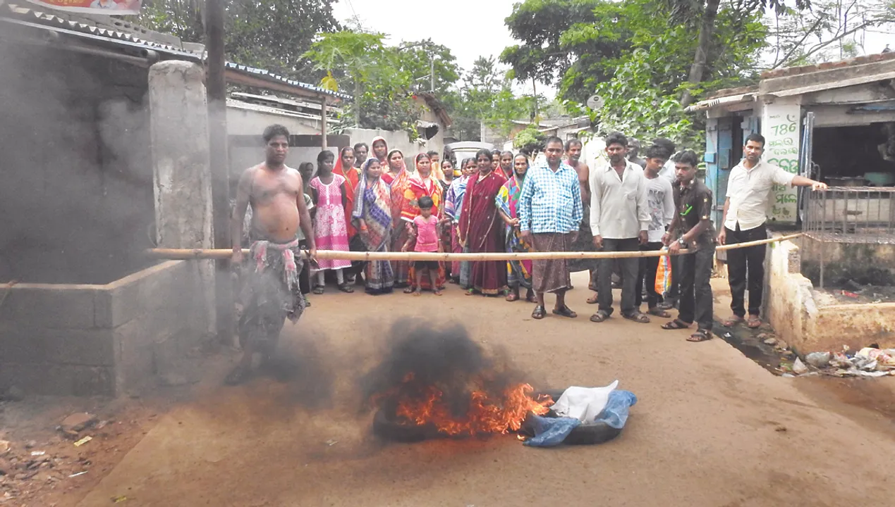  ଅସମ୍ପୂର୍ଣ୍ଣ ଡ୍ରେନ୍‌ କାମକୁ ନେଇ ଅସନ୍ତୋଷ