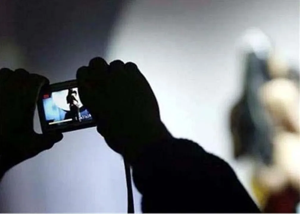  କଲେଜ ଛାତ୍ରୀଙ୍କ ଅଶ୍ଲୀଳ ଭିଡିଓ ଭାଇରାଲ କଲେ ପ୍ରେମିକ  ! ଅବିବାହିତ ବୋଲି କହି ଯୋଡ଼ିଥିଲେ ସଂପର୍କ, ଶାରୀରିକ ସଂସର୍ଗ ପରେ ଧୋକା