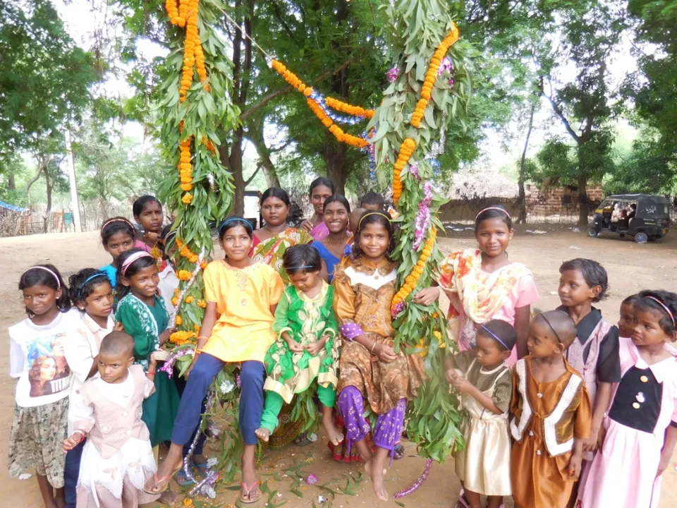  ପହିଲି ରଜ ଦୋଳିରେ ଝୁଲିଲେ ବନବାସୀ