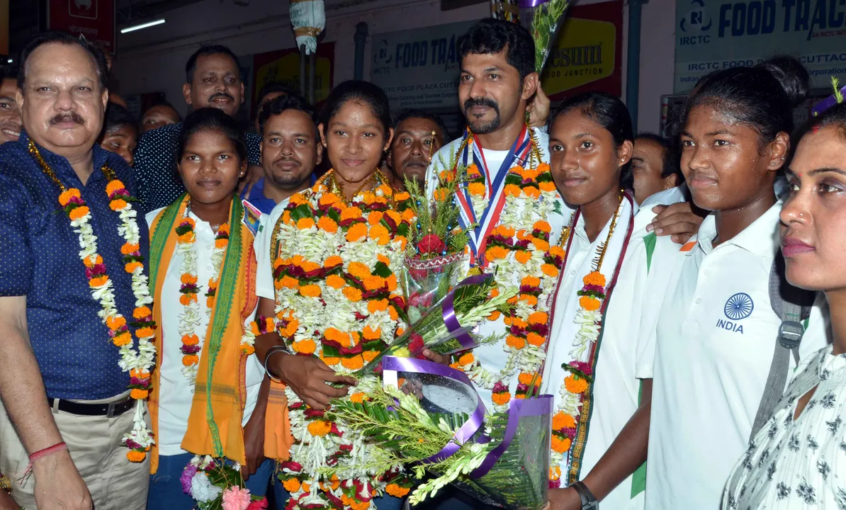  ସ୍ୱର୍ଣ୍ଣ ବିଜେତା ରୋଇଂ ଦଳକୁ ସମ୍ବର୍ଧନା