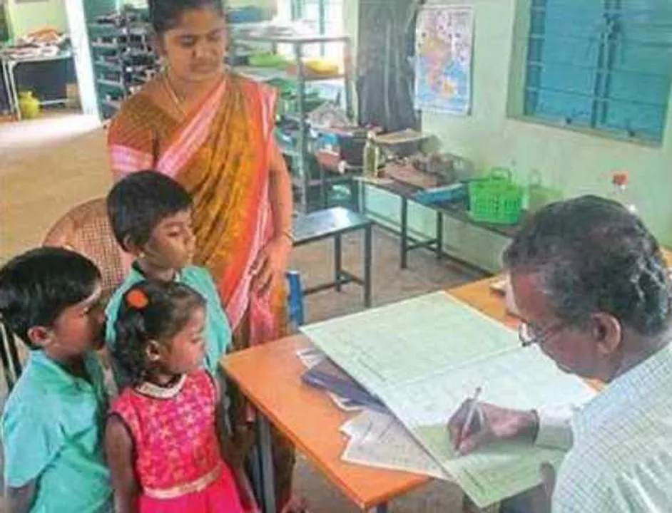  ସ୍କୁଲ୍‌ରେ ନାଁ ଲେଖାଇବାକୁ ଆସିଥିବା ପ୍ରଥମ ୧୦ ଜଣ ପିଲାଙ୍କୁ ୧ ଗ୍ରାମ୍‌ର ସ୍ୱର୍ଣ୍ଣମୁଦ୍ରା, ୫ ହଜାର ଟଙ୍କା ଏବଂ ୨ ହଳ ୟୁନିଫର୍ମ
