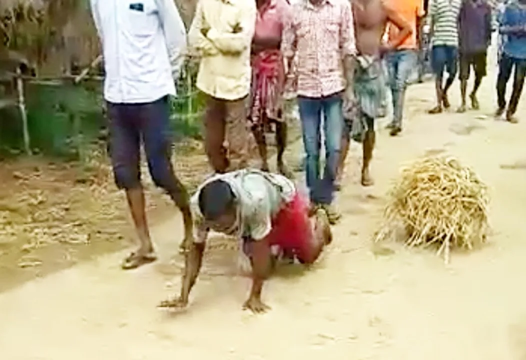  ଦୁଷ୍କର୍ମ ଉଦ୍ୟମ ମହଙ୍ଗା ପଡ଼ିଲା : ଗାଁ ଦାଣ୍ଡରେ ଆଣ୍ଠେଇ ଆଣ୍ଠେଇ ଚଲାଇଲେ