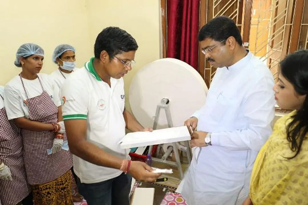  କମନ୍‌ ସର୍ଭିସ୍‌ ସେଣ୍ଟର୍‌ ବୁଲି ଦେଖିଲେ କେନ୍ଦ୍ରମନ୍ତ୍ରୀ