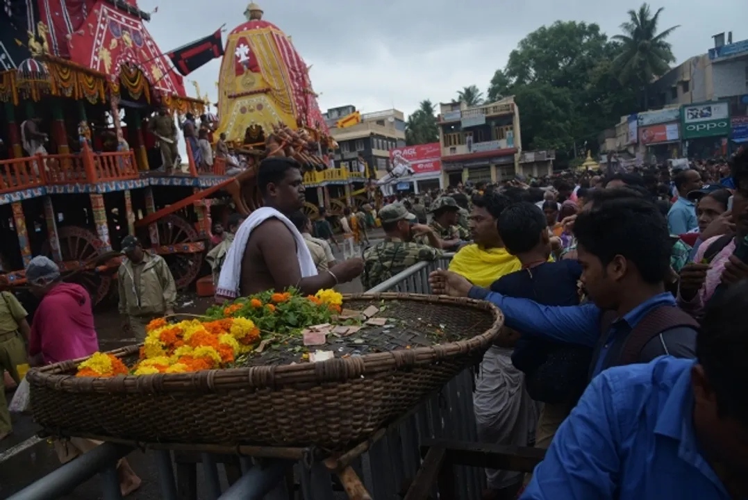  ବିଶୃଙ୍ଖଳାରେ ଘୋଷଯାତ୍ରା: ଦଇତାପତି-ପୂଜାପଣ୍ଡା ମୁହାଁମୁହିଁ; ରଥରେ ଚଢ଼ିଲେ ଭକ୍ତ, ଦାନଦକ୍ଷିଣା ଟାଣିନେଲେ ସେବାୟତ