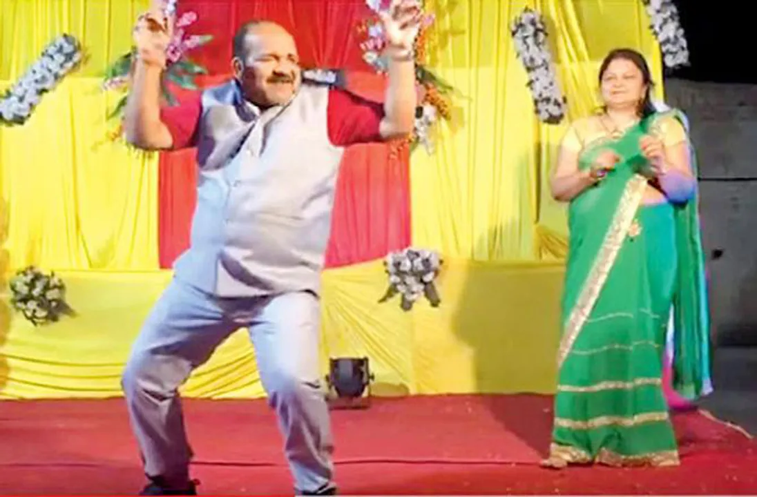  ପୁଣି ଥରେ ଛାଇଲେ ‘ଡ୍ୟାନ୍ସିଂ ଅଙ୍କଲ୍‌’: ଗୋବିନ୍ଦାଙ୍କ ଗୀତ ପରେ ହ୍ରିତିକ୍‌ଙ୍କ ଗୀତରେ ଲଗାଇଲେ ଠୁମ୍‌କା
