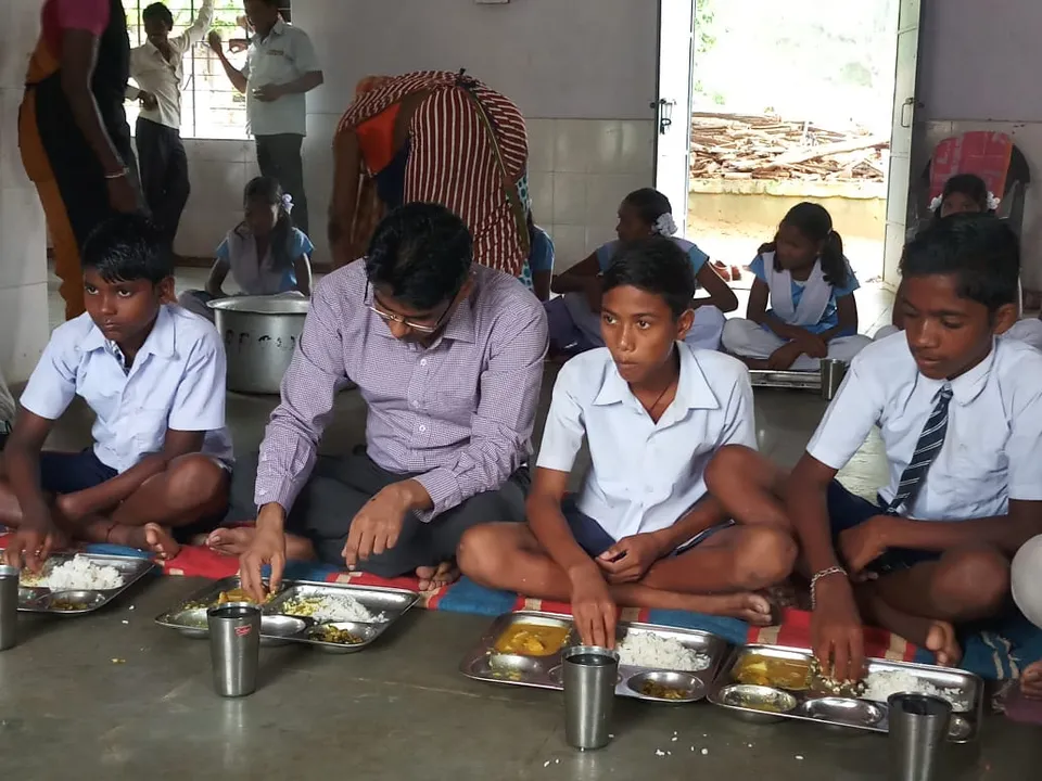  ଆମଗୋଭା ସ୍କୁଲରେ ମଧ୍ୟାହ୍ନ ଭୋଜନ ଖାଇଲେ ସୁନ୍ଦରଗଡ଼ ଜିଲ୍ଲାପାଳ ସୁରେନ୍ଦ୍ର କୁମାର ମିନା।