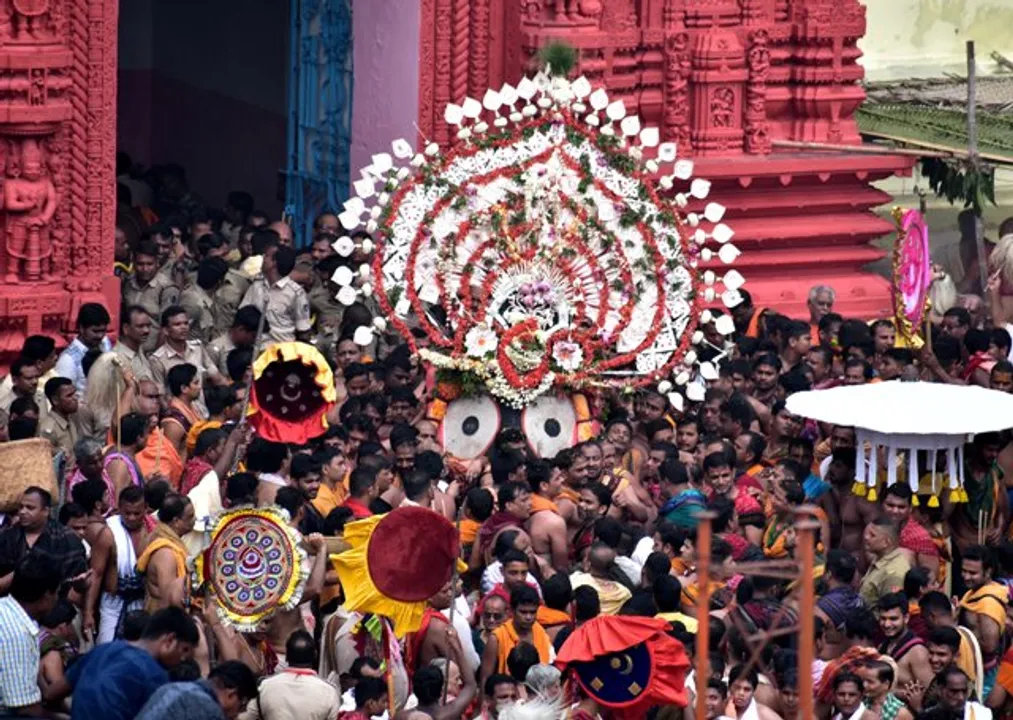  ମହାମିଳନ : ଘୋଷଯାତ୍ରାରେ ଦାରୁ ଦିଅଁ, ଶ୍ରୀଗୁଣ୍ଡିଚା ମନ୍ଦିର ସାମ୍ନାରେ ବଡ଼ଠାକୁର, ଦେବୀ ସୁଭଦ୍ରା, ବଳଗଣ୍ଡିରେ ଅଟକିଲା ନନ୍ଦିଘୋଷ