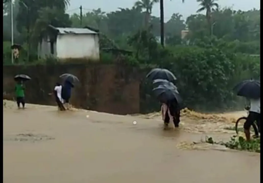  ଫୁଲବାଣୀ: ବନ୍ୟା ଜଳରେ ଏକ ସାହିର ଦୃଶ୍ୟ।
