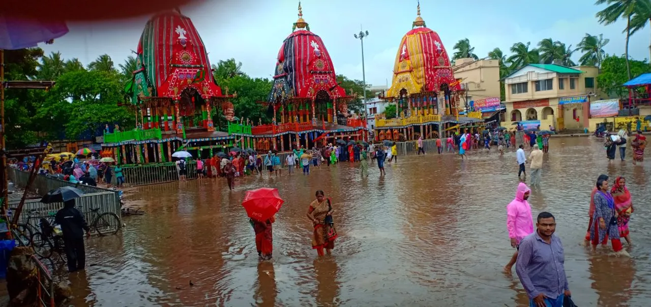  ପୁରୀ: ପ୍ରବଳ ବର୍ଷା ଜଳରେ ଶ୍ରୀଜିଉଙ୍କ ତିନି ରଥ।