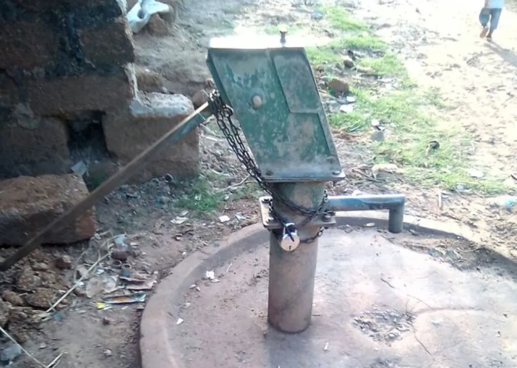  ନଳକୂପରେ ତାଲା ପକାଇଲେ ଅସାମାଜିକ ଯୁବକ