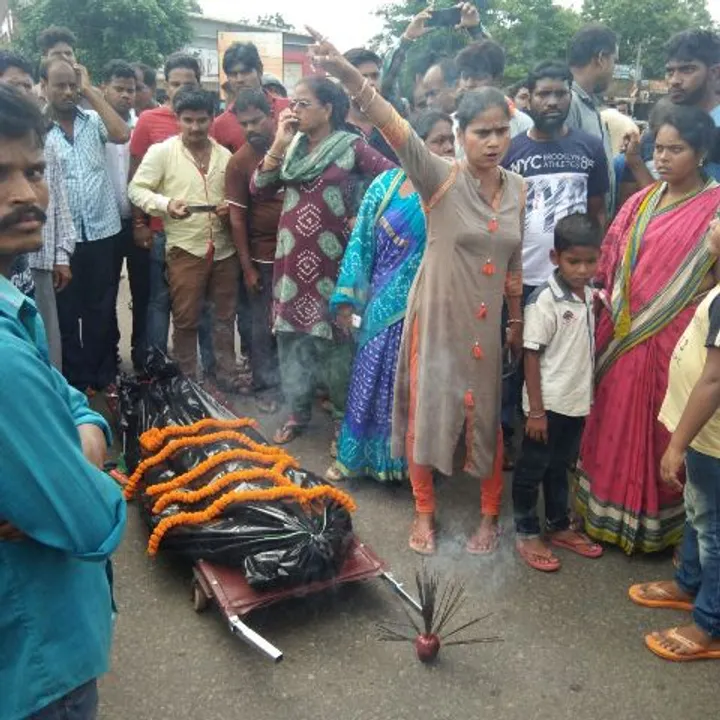  ନ୍ୟାୟ ଦାବିରେ ଥାନା ସମ୍ମୁଖରେ ରାସ୍ତାରୋକ