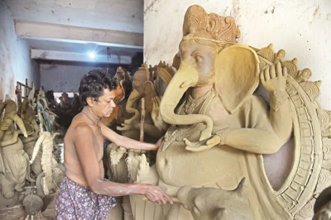  ଆସୁଛି ଗଣେଷ ପୂଜା : ମୂର୍ତ୍ତି ତିଆରିରେ ବ୍ୟସ୍ତ ଜଣେ କାରିଗର
