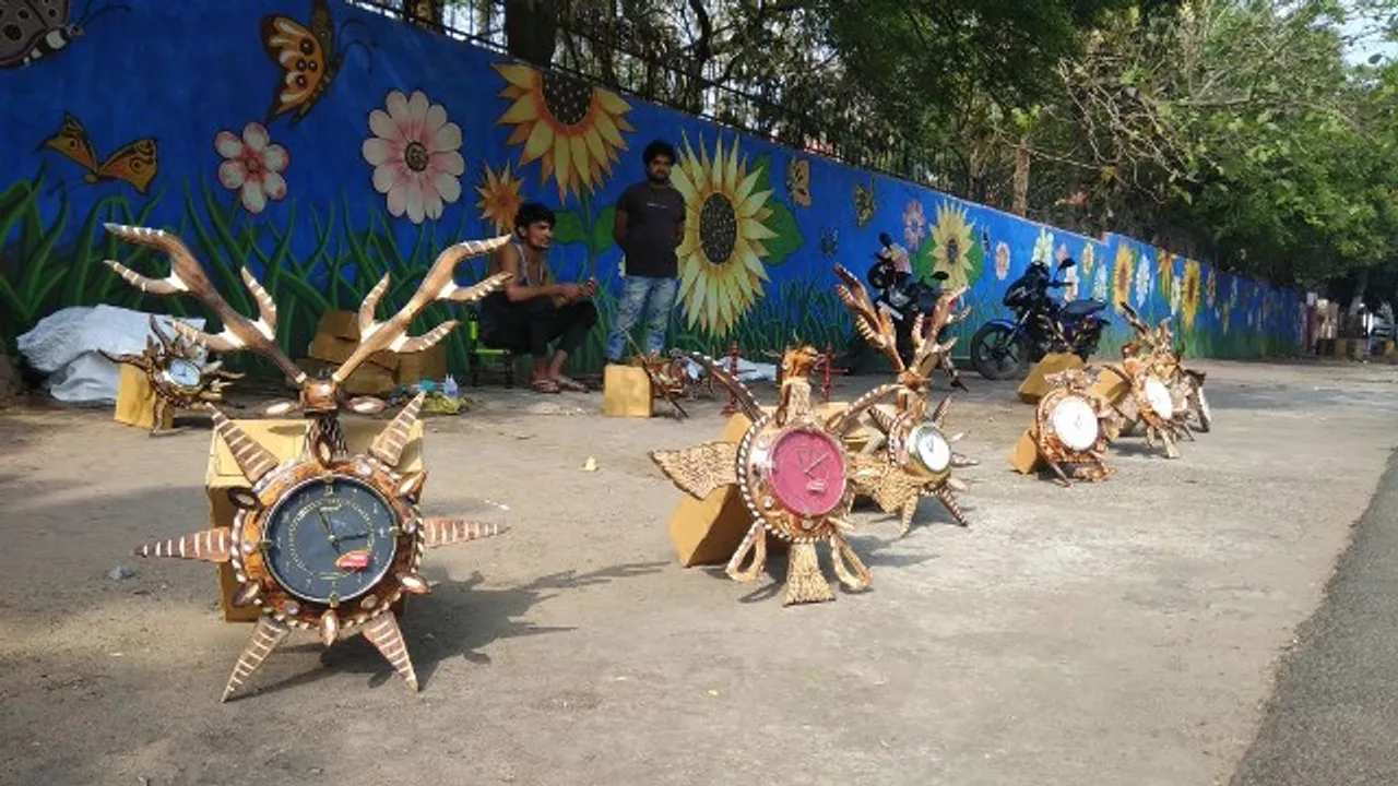  ଭୁବନେଶ୍ୱରର ଏକ ରାସ୍ତାକଡ଼ରେ ବିକ୍ରି ପାଇଁ ସଜାଇ ରଖାଯାଇଛି କାରୁକାର୍ଯ୍ୟପୂର୍ଣ୍ଣ ଘଣ୍ଟା