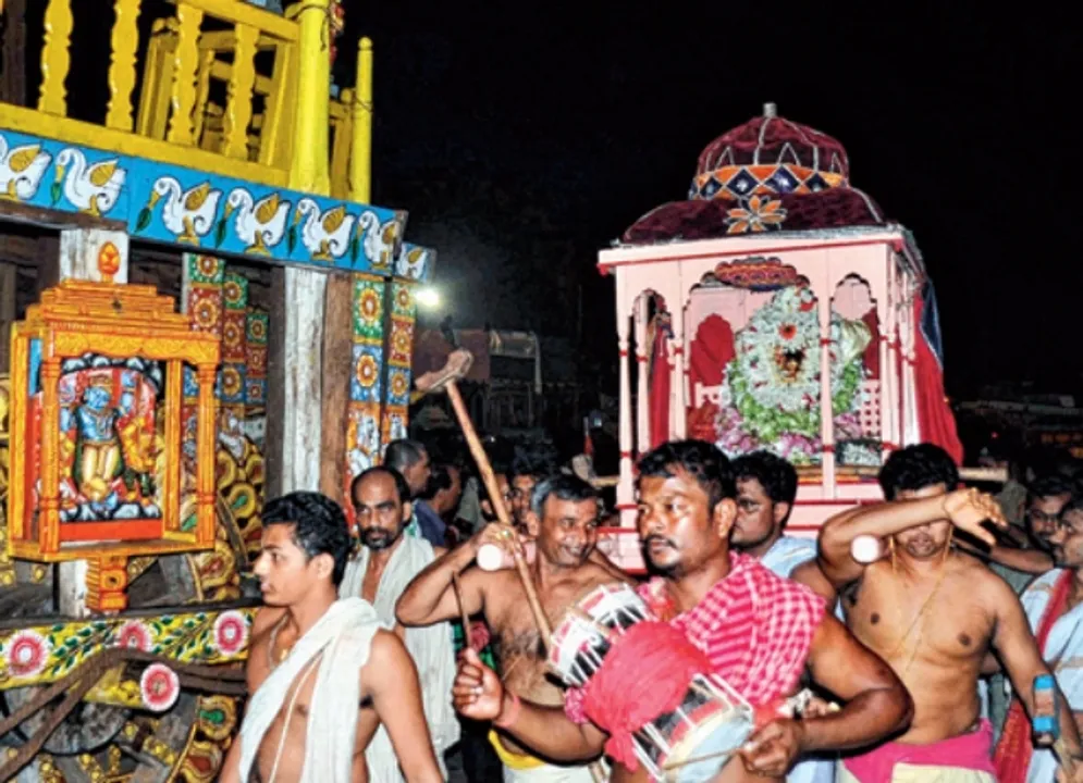  ଶ୍ରୀଗୁଣ୍ଡିଚା ମନ୍ଦିରରେ ହେରାପଞ୍ଚମୀ : ରାଗିଲେ ମା ଲକ୍ଷ୍ମୀ, ନନ୍ଦିଘୋଷ ରଥ ଭାଙ୍ଗିଲେ, ଆଜି ତିନି ରଥର ଦକ୍ଷିଣମୋଡ଼