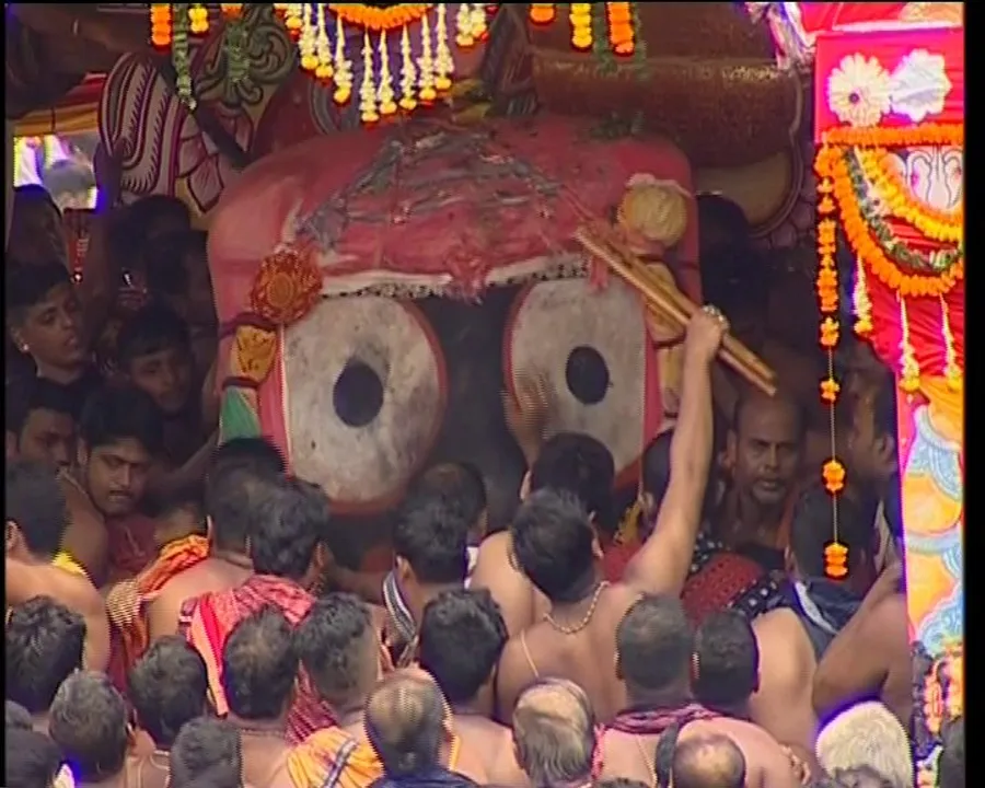  ପୁରୀ: ରଥେ ତୁ ବାମନଂ ଦୃଷ୍ଟ୍ଵା.. ସରିଲା ପହଣ୍ଡି, ରଥାରୁଢ଼ ହେଲେ ଶ୍ରୀଜୀଉ