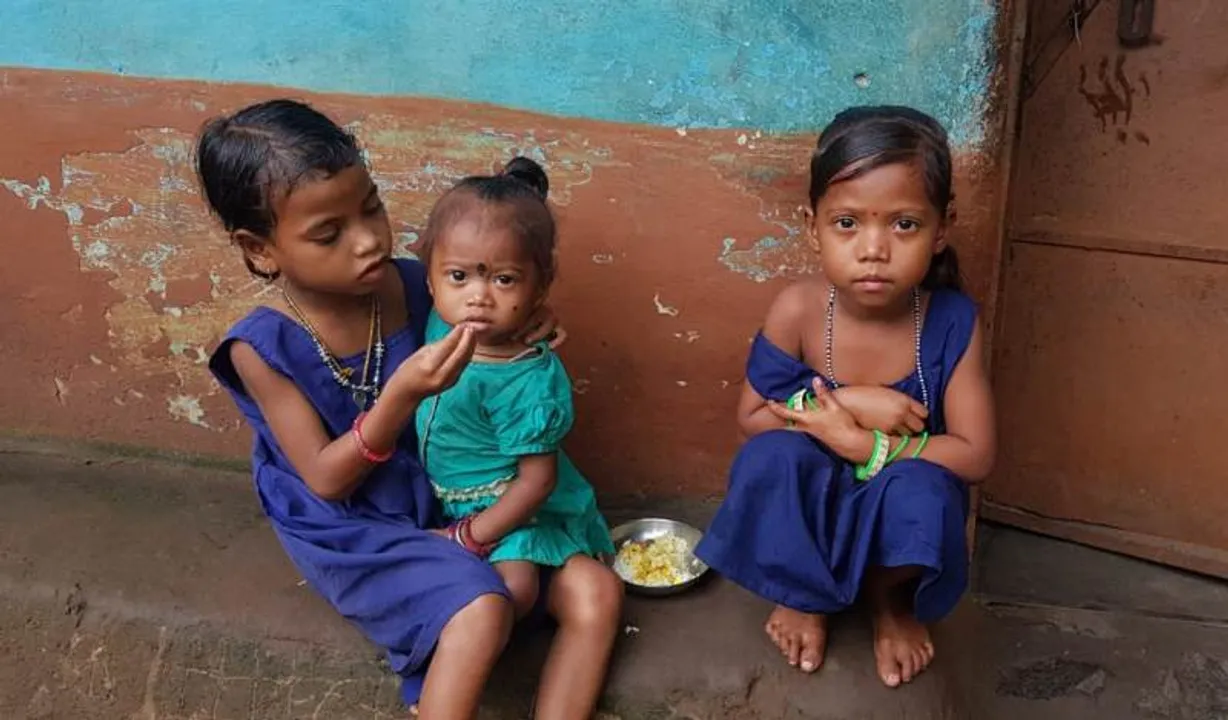  ମା’ର ଅନୁପସ୍ଥିତିରେ ସାନ ଭଉଣୀକୁ ଖୁଆଉଛି ବଡ଼ ଭଉଣୀ। (ଫଟୋ: ତରୁଣ, ଜୟପୁର)