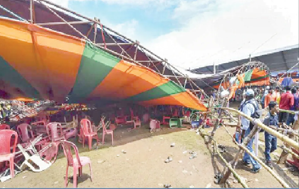 ମୋଦୀଙ୍କ ସମାବେଶରେ ଭୁଶୁଡ଼ିଲା ଟେଣ୍ଟ:୯୦ରୁ ଊର୍ଦ୍ଧ୍ୱ ଆହତ, ୨ ଗୁରୁତର