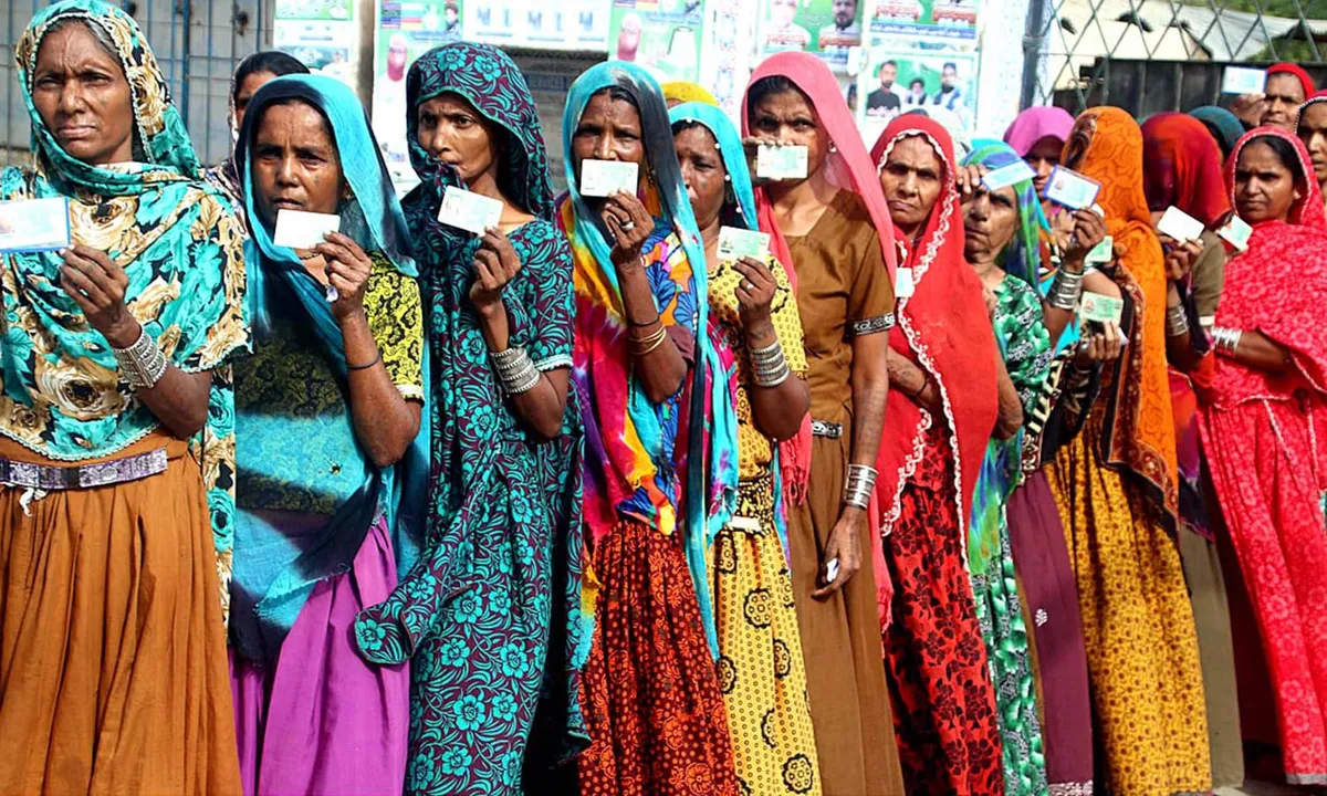  APP25-25
HYDERABAD: July 25 – Voters standing in queue to cast their ballots outside polling station setup at Hali Road. APP Photo by Akram Ali 