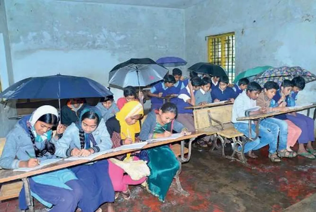  ୫୦ ବର୍ଷର ପୁରୁଣା ସ୍କୁଲ୍‌, ୧୦୦% ରେଜଲ୍ଟ:ତଥାପି ଛତା ତଳେ ଚାଲିଛି ପାଠପଢ଼ା