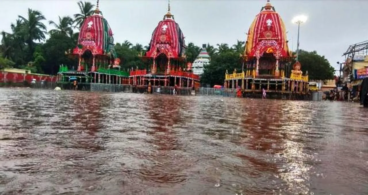  ପୁରୀ: ପାଣି ଘେରରେ ତିନି ରଥ, ବିଭିନ୍ନ ଅଞ୍ଚଳ ଜଳାର୍ଣ୍ଣବ