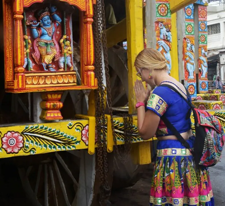  ପୁରୀରେ ନିର୍ମାଣାଧୀନ ରଥ ପାଖରେ ଜଣେ ବିଦେଶୀ ଭକ୍ତଙ୍କ ପ୍ରାର୍ଥନା