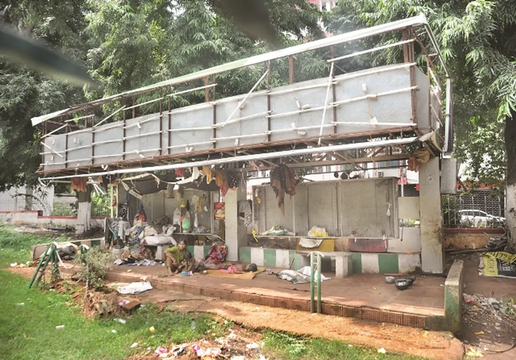  ବାସହୀନଙ୍କ ଆଶ୍ରୟସ୍ଥଳୀ ପାଲଟିଛି ରାଜଧାନୀର ରାସ୍ତାକଡ଼ରେ ଥିବା ଏକ ବସ୍‌ ଷ୍ଟପ୍‌ ସେଡ୍‌
