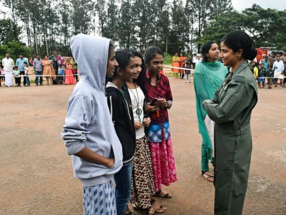  ଛାତ, ବାଲକୋନି, ଗଛରୁ ବନ୍ୟା  ପ୍ରପୀଡ଼ିତଙ୍କୁ ଉଦ୍ଧାରିଲେ ମହିଳା ପାଇଲଟ୍‌; ଭୂଇଁରୁ ୧୦ ମିଟର ଭିତରେ ହେଲିକପ୍ଟର ଯୋଗେ ଲୋକଙ୍କୁ ଟେକି ନେଲେ