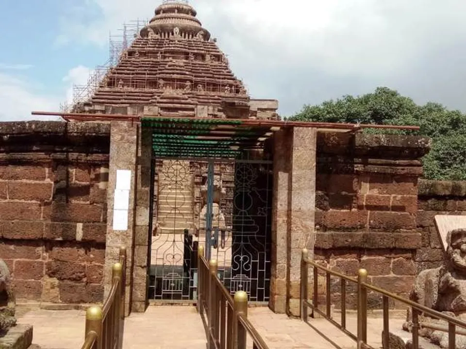  ପ୍ରବେଶ ଶୁଳ୍କ ବୃଦ୍ଧିକୁ ନେଇ ହୋ’ହଲ୍ଲା : ଘଣ୍ଟାଏ ବନ୍ଦ ରହିଲା ସୂର୍ଯ୍ୟମନ୍ଦିର ଫାଟକ, ବିରୋଧ ଯୋଗୁଁ ବର୍ଧିତ ଶୁଳ୍କ ଆଦାୟ ସ୍ଥଗିତ