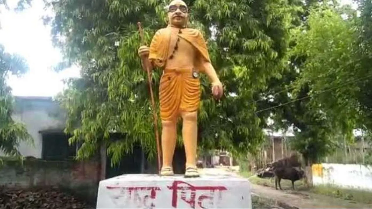  ଗେରୁଆ ରାଜନୀତି; ଧଳା ରଙ୍ଗର ଗାନ୍ଧୀ ପ୍ରତିମୂର୍ତ୍ତିକୁ ଗେରୁଆ କରିବା ଘଟଣାକୁ ନେଇ ୟୁପି ଗ୍ରାମରେ ଉତ୍ତେଜନା