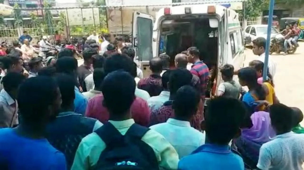  କାମାକ୍ଷାନଗର କଲେଜରେ ବୋମାମାଡ଼: ୨ ଆହତ