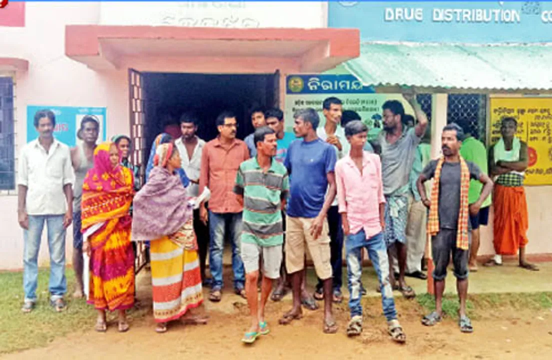  ଡାକ୍ତର ଆସିଲେନି, ଘଣ୍ଟା ଘଣ୍ଟା ବସିଲେ ରୋଗୀ:ଅଫିସରେ ତାଲା ପକାଇଲେ ଲୋକେ