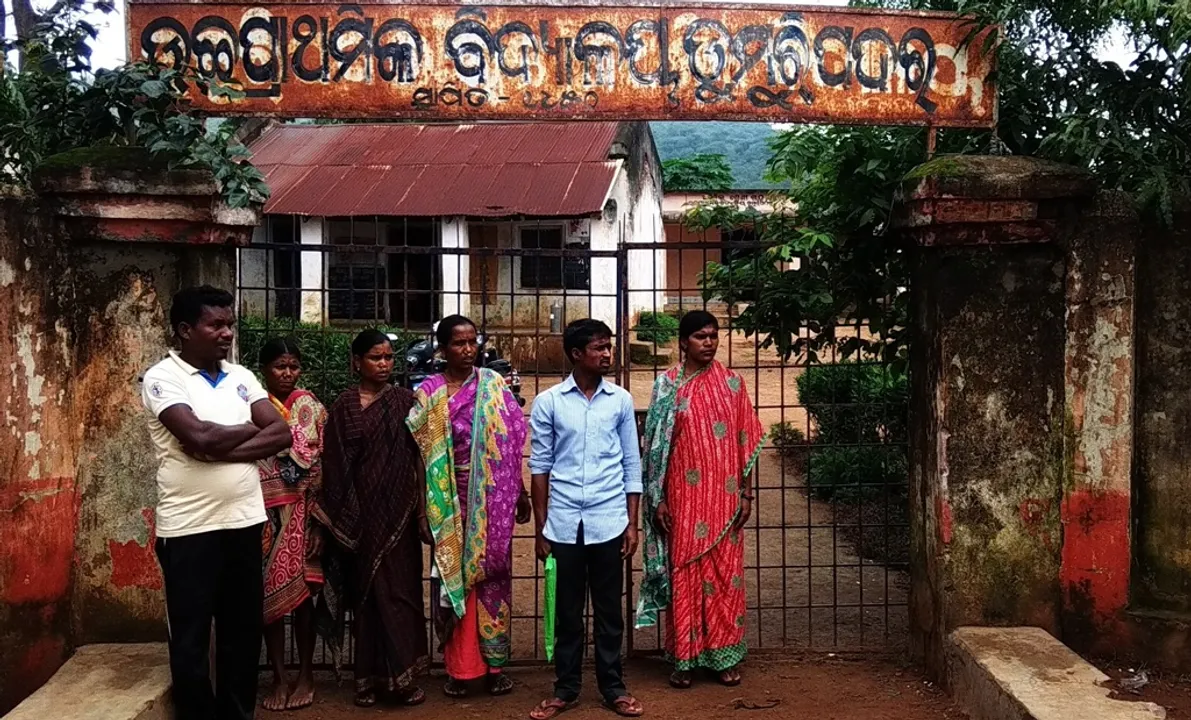  ପିଅନ ଚାକିରି ପାଇଁ ସ୍କୁଲରେ ପୁଣି ତାଲା ପକାଇଲେ ଆଦିବାସୀ ପରିବାର, ଥାନାରେ ଦ୍ୱାରସ୍ତ ହେଲେ ପ୍ରଧାନ ଶିକ୍ଷୟତ୍ରୀ