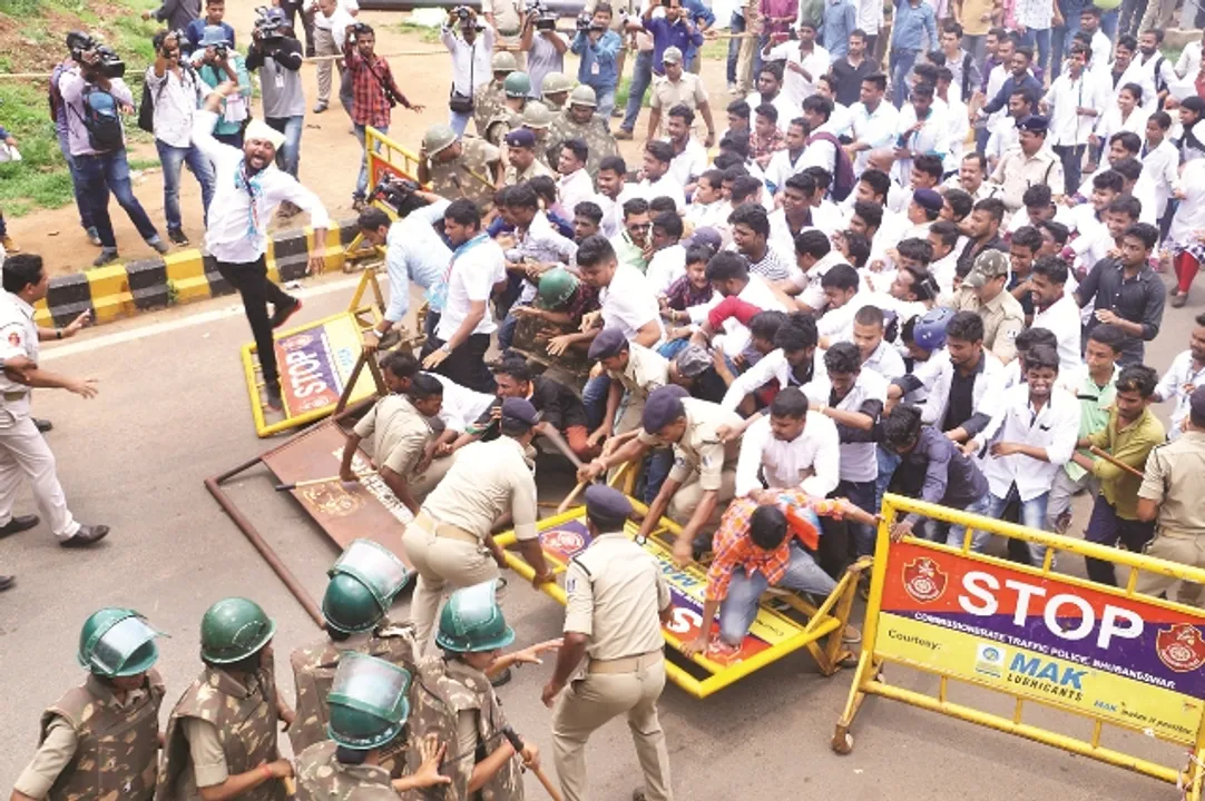  ରାଜମହଲ ଛକରେ ପୁଲିସ ସହ ଧସ୍ତାଧସ୍ତି