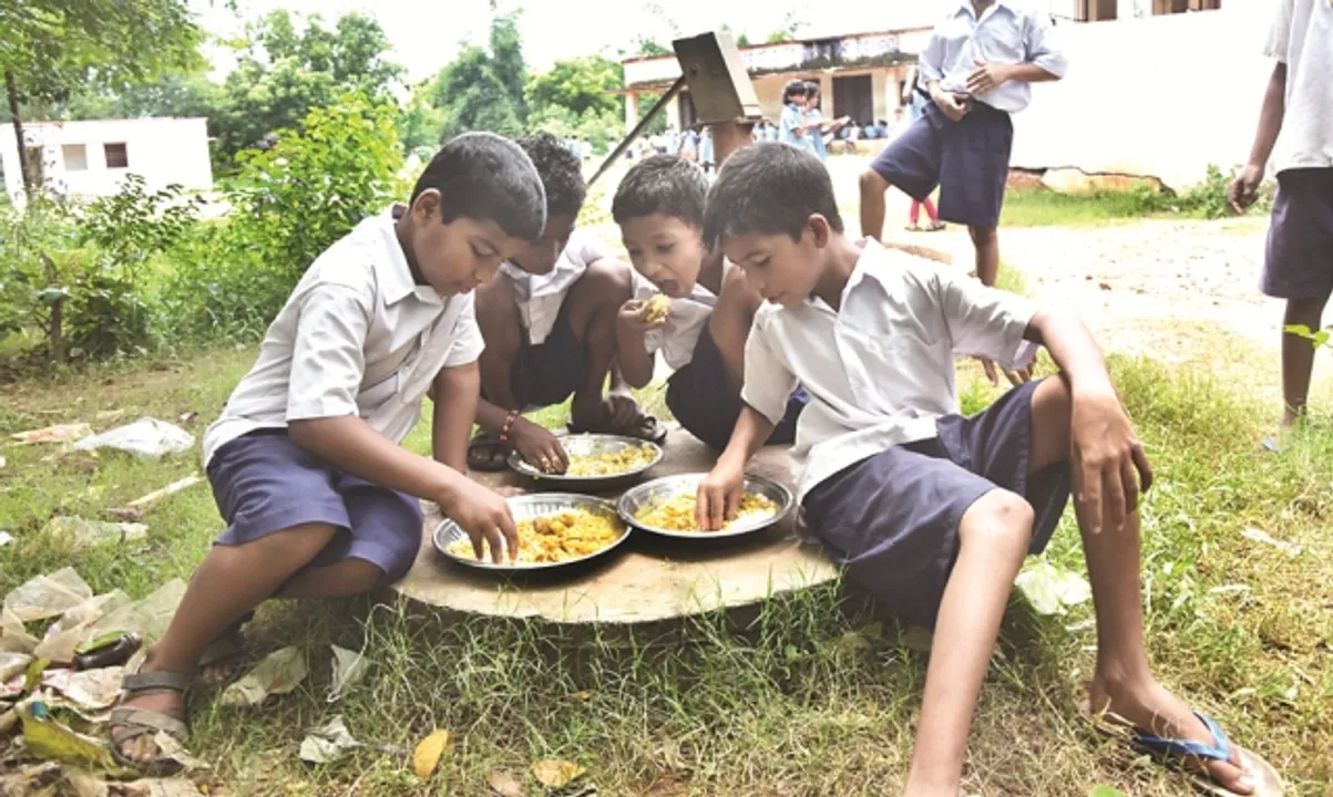  ମଧ୍ୟାହ୍ନ ଭୋଜନର ଦୁର୍ବଳ ଭିତ୍ତିଭୂମି : ଅସ୍ୱାସ୍ଥ୍ୟକର ପରିବେଶରେ ଖାଉଛନ୍ତି ପିଲା