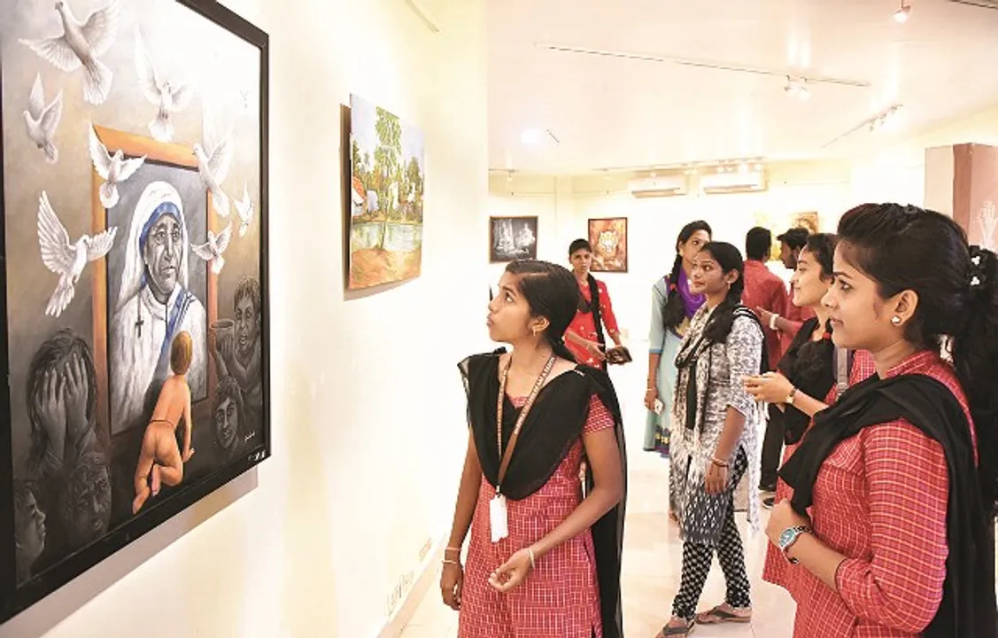  ଲଳିତକଳା ଏକାଡେମି ପରିସରରେ ଭଦ୍ରକ ଆର୍ଟ କଲେଜର ବିଭିଏ ଶେଷବର୍ଷର ଛାତ୍ରୀ ସନ୍ତୋଷୀ ଦାଶ ଓ ଛାତ୍ର ସନ୍ତୋଷ ଦାସଙ୍କ ଦ୍ୱାରା ପ୍ରସ୍ତୁତ ଚିତ୍ର ପ୍ରଦର୍ଶନୀ