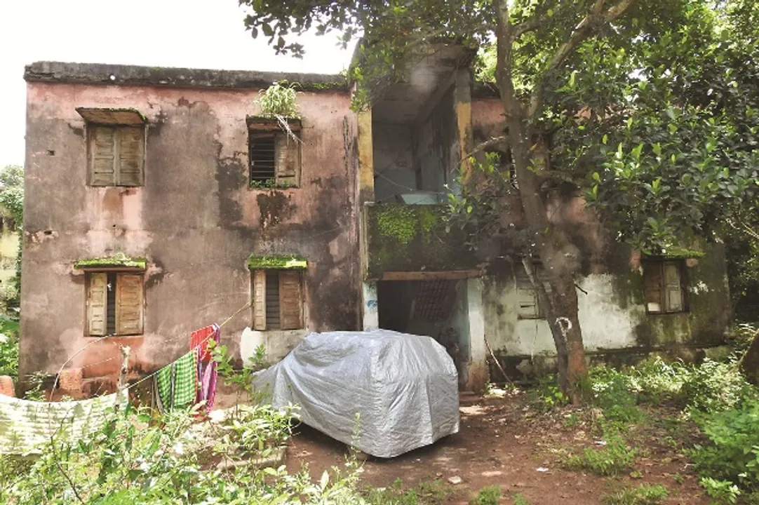  କ୍ୱାର୍ଟର୍ସ ନା ଭୂତକୋଠି! : ଶିକ୍ଷକ, କର୍ମଚାରୀଙ୍କୁ ମିଳୁନି ଘର, ଖର୍ଚ୍ଚ ହେଉନି ମରାମତି ପାଇଁ ଆସିଥିବା ଟଙ୍କା