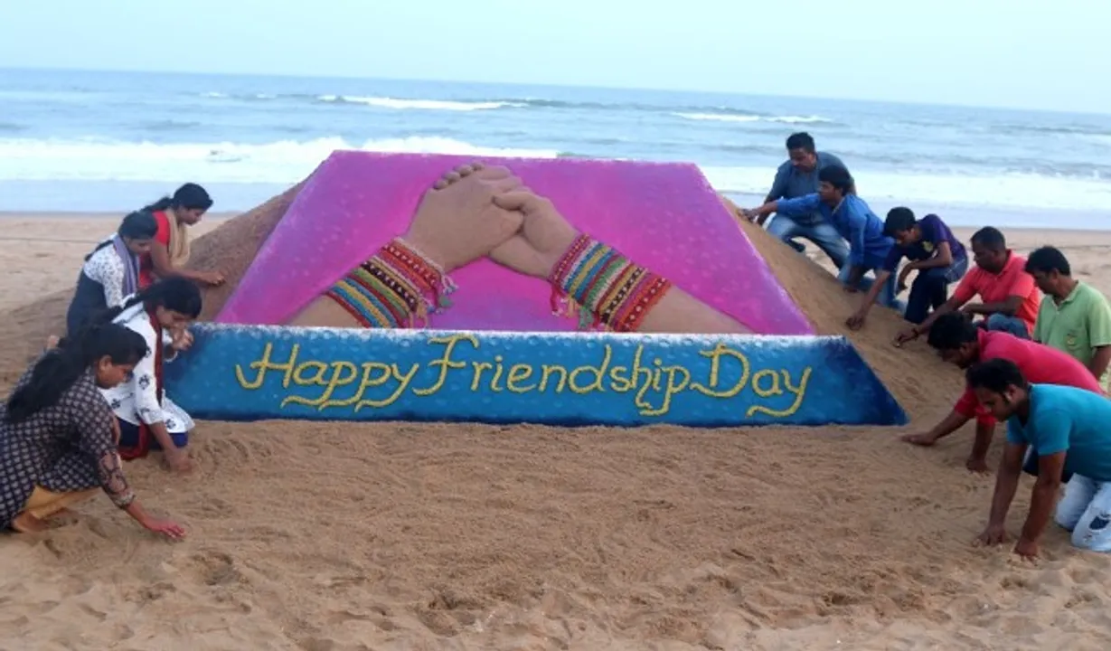  ବନ୍ଧୁତ୍ୱ ଦିବସ ଅବସରରେ ସୁଦର୍ଶନ ବାଲୁକା କଳା ପ୍ରତିଷ୍ଠାନର ଛାତ୍ରଛାତ୍ରୀଙ୍କ ଦ୍ୱାରା ପୁରୀ ବେଳାଭୂମିରେ ନିର୍ମିତ ବାଲୁକା କଳା