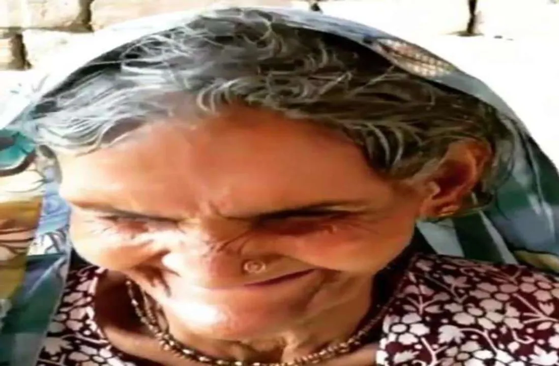  ବୃଦ୍ଧା ମହିଳାଙ୍କ ‘ଆଇ ଲଭ୍‌ ୟୁ’ କହିବାର ଏହି ଅନ୍ଦାଜ ଦେଖି ଆପଣ ବି ହସିହସି ବେଦମ ହୋଇଯିବେ