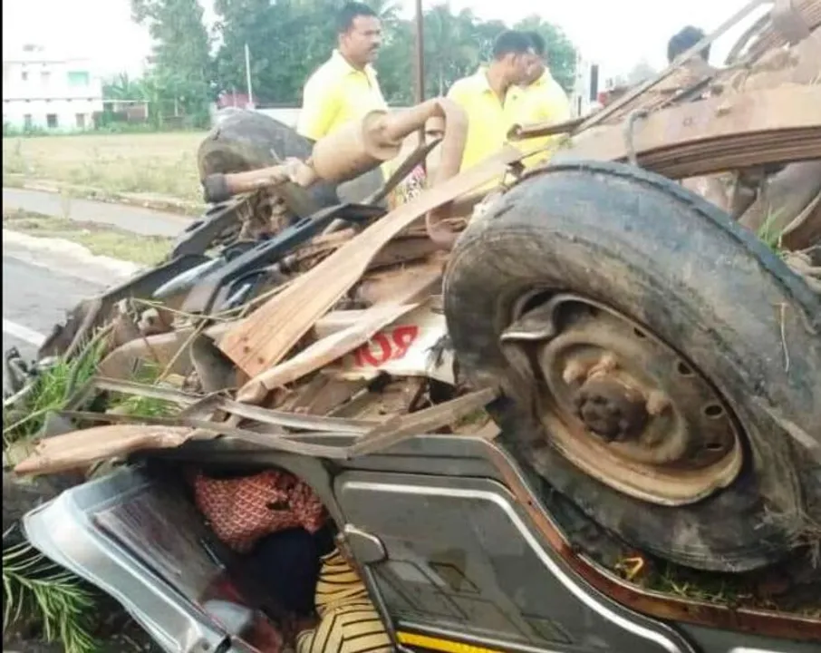  ଆନନ୍ଦପୁର: ଓଲଟି ପଡ଼ିଲା ଚୋରାକାଠ ବୋଝେଇ ବୋଲେରୋ , ଡ୍ରାଇଭର ମୃତ,ହେଲ୍ପର ଗୁରତର